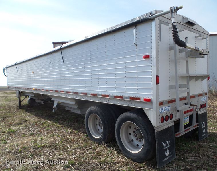 image for item DF0832 1995 Wilson DWH-400 double hopper bottom grain trailer