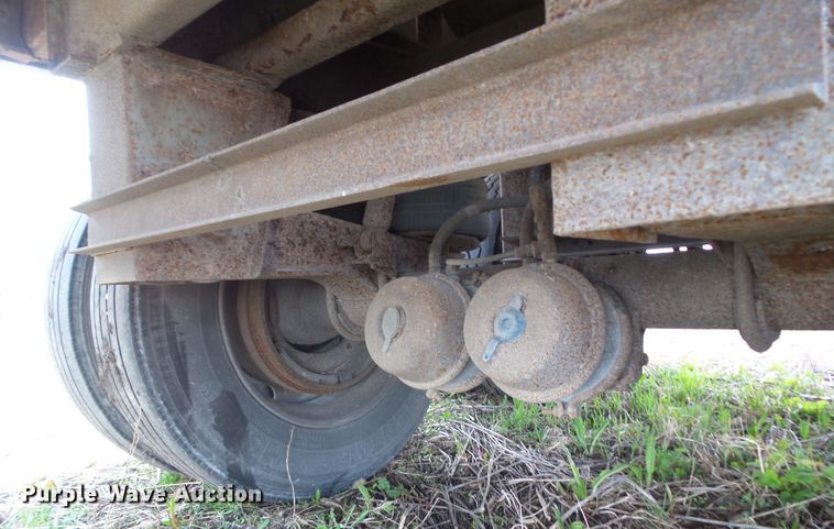 image for item DF0832 1995 Wilson DWH-400 double hopper bottom grain trailer