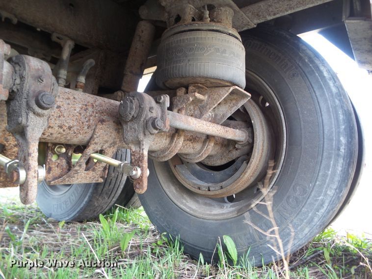 image for item DF0832 1995 Wilson DWH-400 double hopper bottom grain trailer