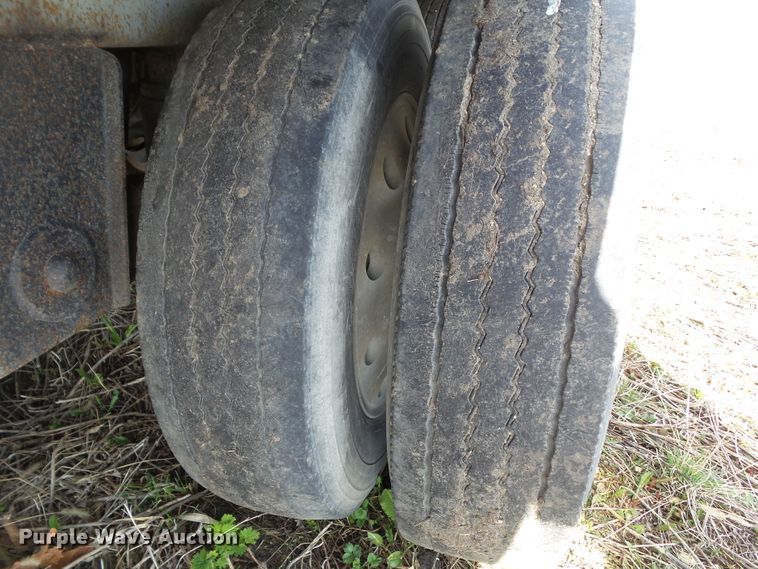 image for item DF0832 1995 Wilson DWH-400 double hopper bottom grain trailer