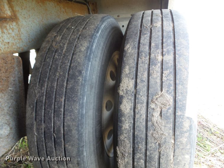 image for item DF0832 1995 Wilson DWH-400 double hopper bottom grain trailer