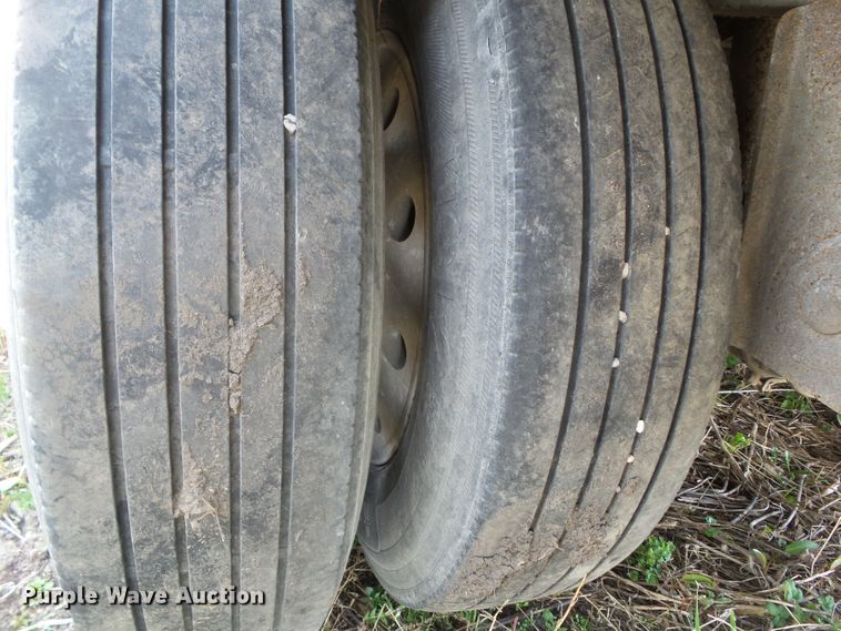 image for item DF0832 1995 Wilson DWH-400 double hopper bottom grain trailer