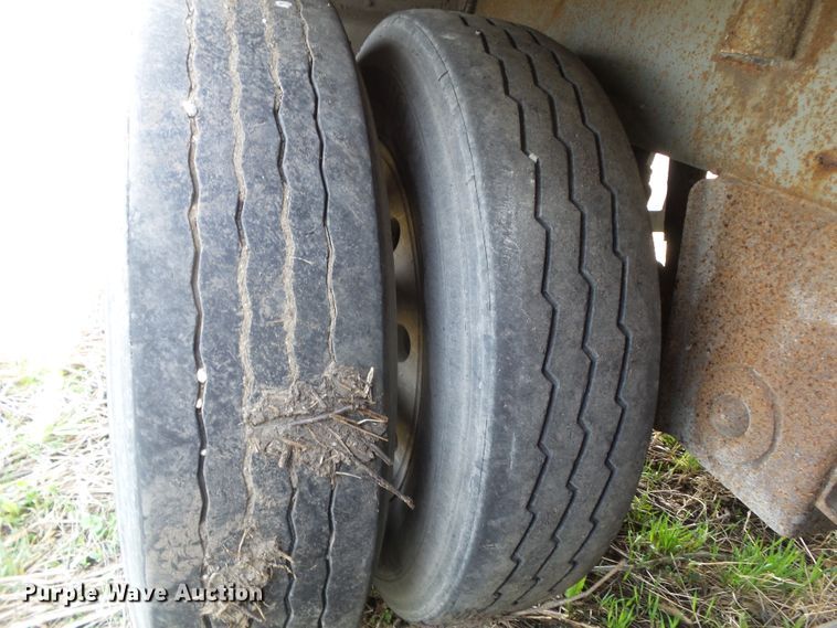 image for item DF0832 1995 Wilson DWH-400 double hopper bottom grain trailer