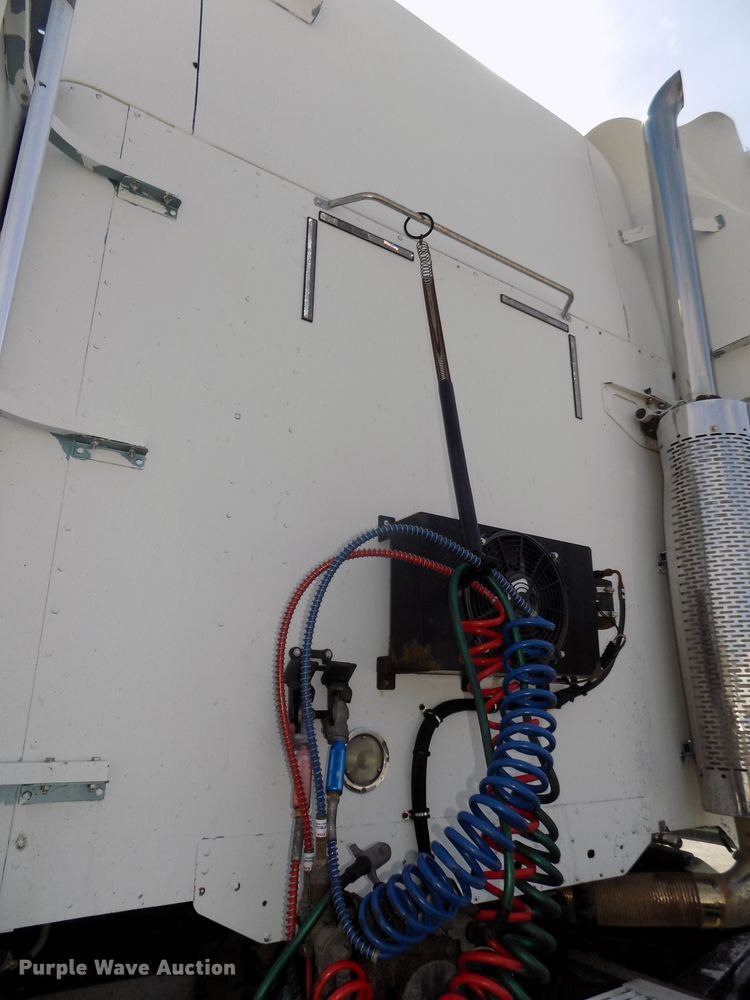 image for item DG2564 2002 Freightliner Century Class ST120 semi truck