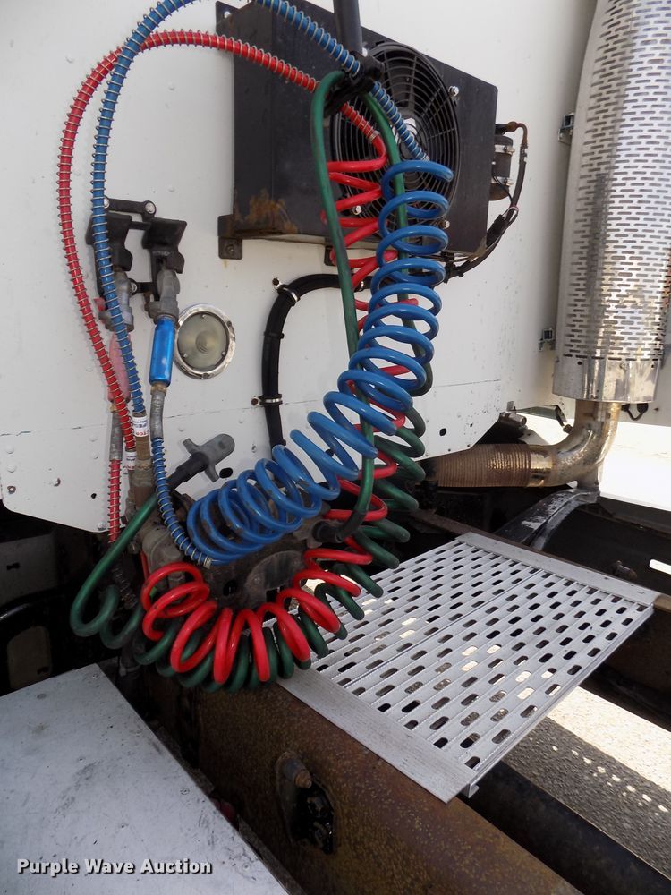 image for item DG2564 2002 Freightliner Century Class ST120 semi truck