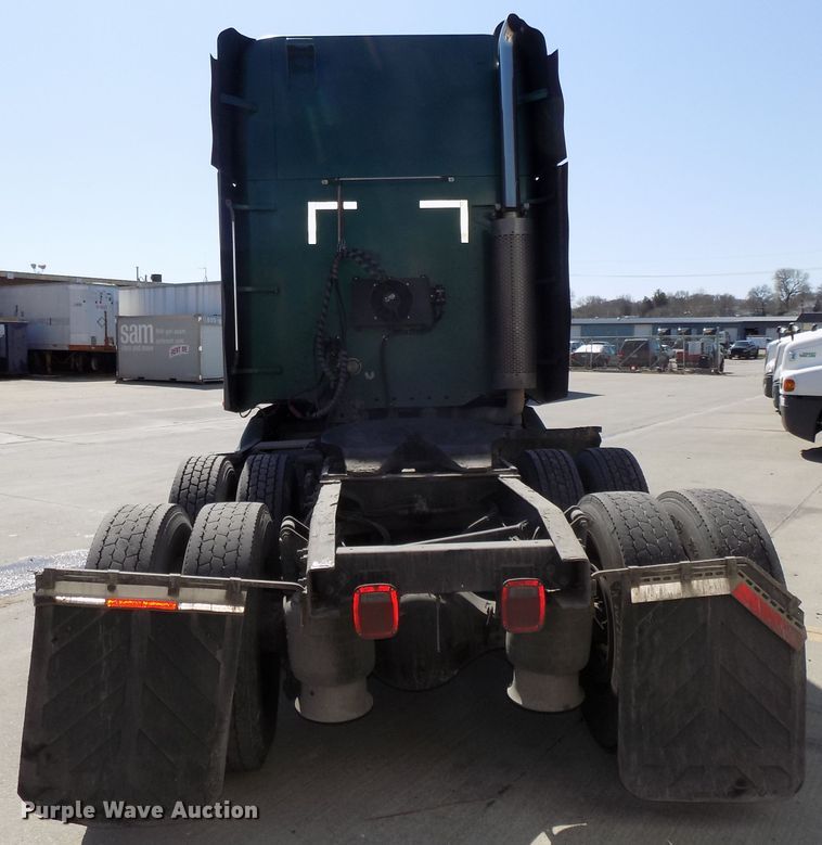 image for item DG2566 2002 Freightliner Century Classic semi truck