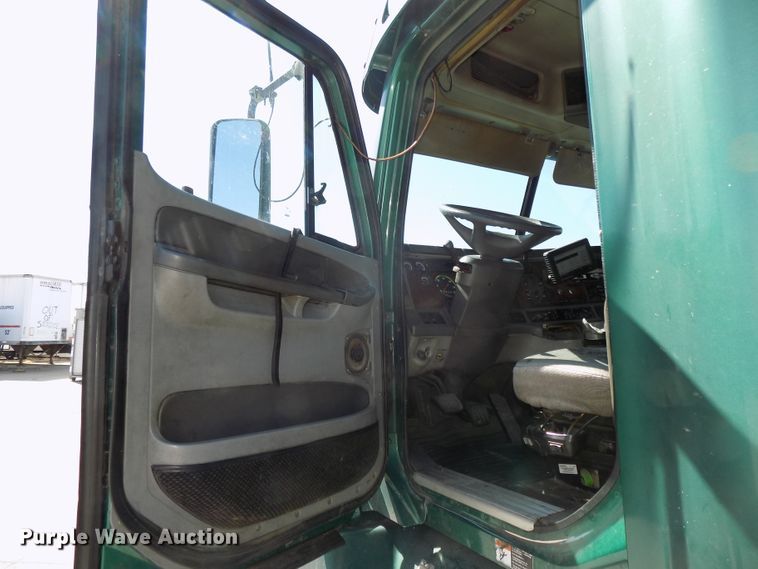 image for item DG2566 2002 Freightliner Century Classic semi truck