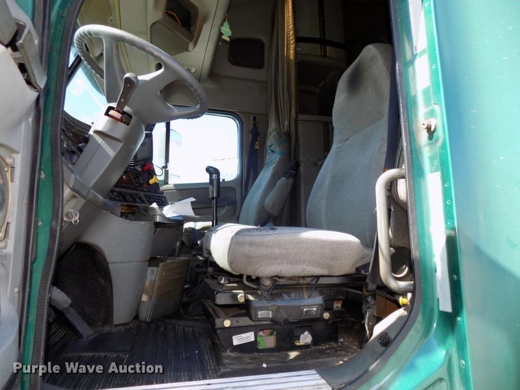 image for item DG2566 2002 Freightliner Century Classic semi truck