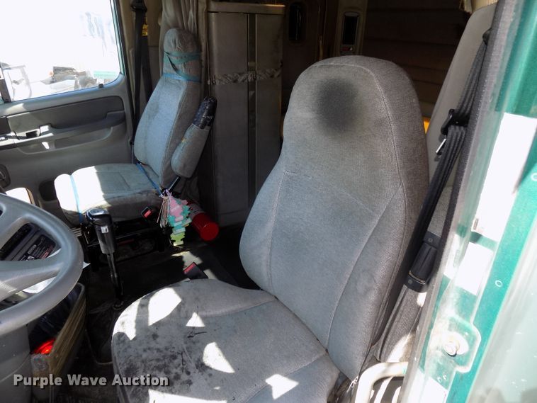 image for item DG2566 2002 Freightliner Century Classic semi truck