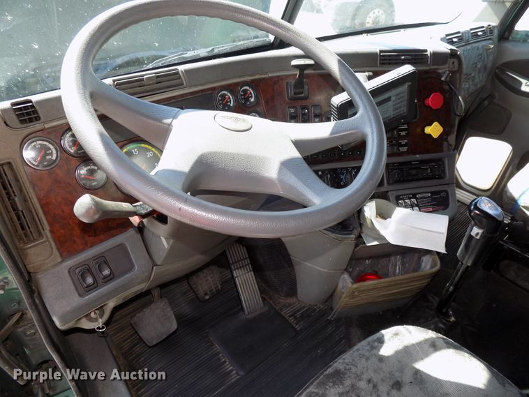 image for item DG2566 2002 Freightliner Century Classic semi truck