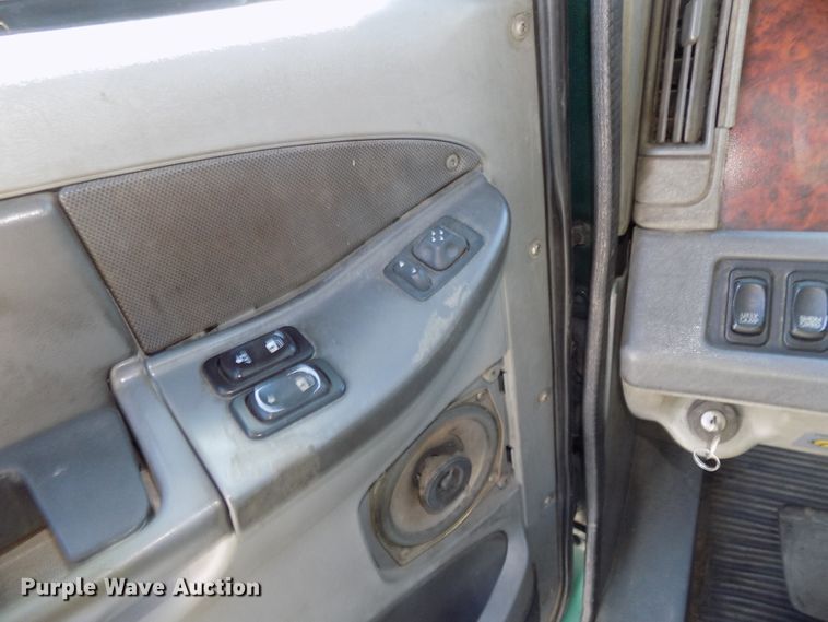 image for item DG2566 2002 Freightliner Century Classic semi truck