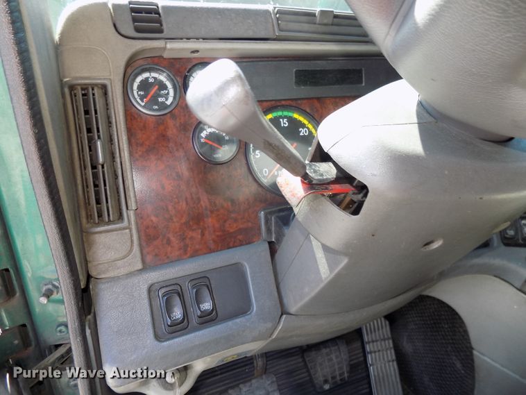 image for item DG2566 2002 Freightliner Century Classic semi truck