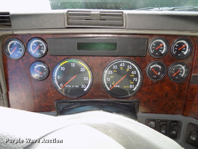 image for item DG2566 2002 Freightliner Century Classic semi truck