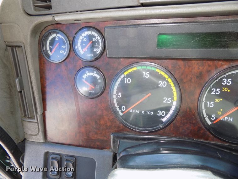 image for item DG2566 2002 Freightliner Century Classic semi truck