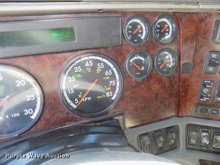 image for item DG2566 2002 Freightliner Century Classic semi truck