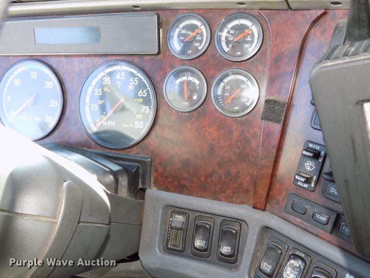 image for item DG2566 2002 Freightliner Century Classic semi truck