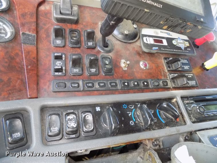 image for item DG2566 2002 Freightliner Century Classic semi truck