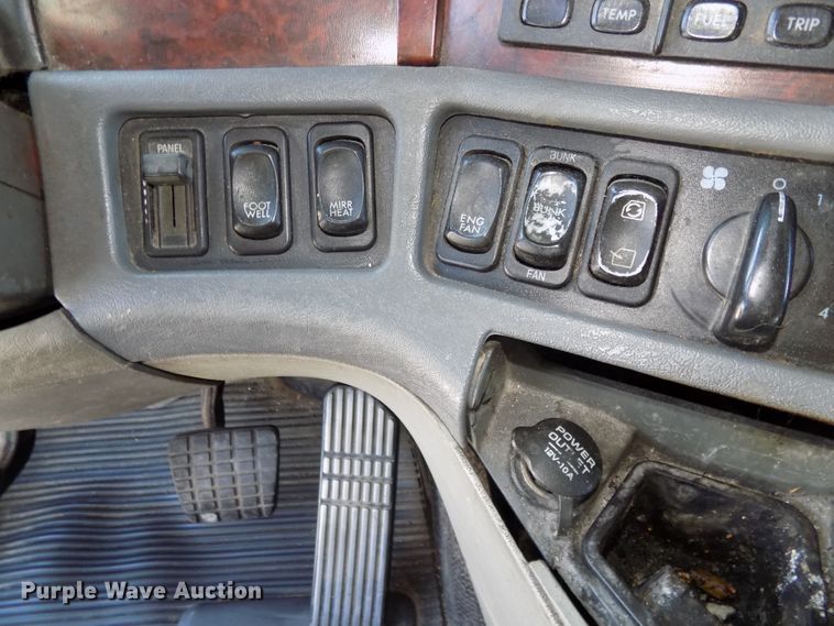 image for item DG2566 2002 Freightliner Century Classic semi truck