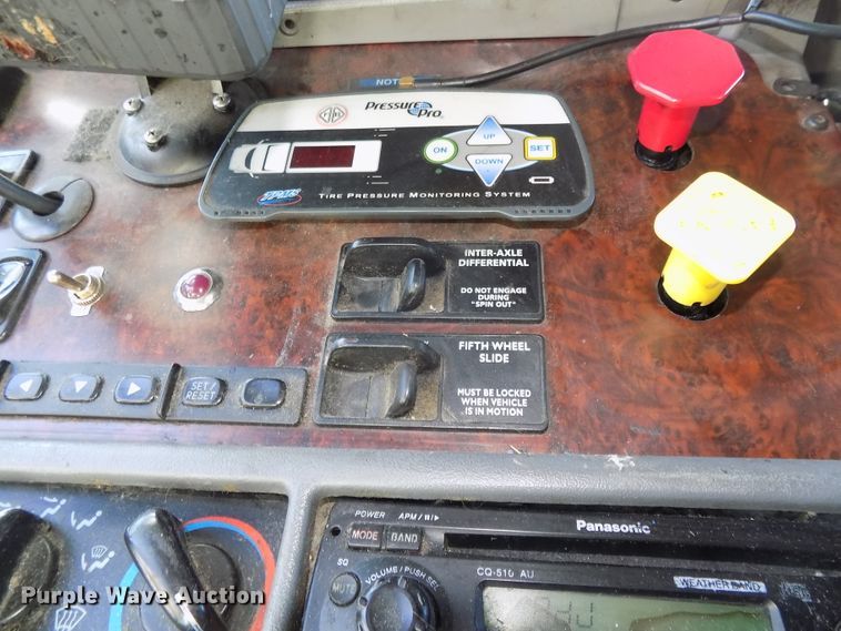 image for item DG2566 2002 Freightliner Century Classic semi truck