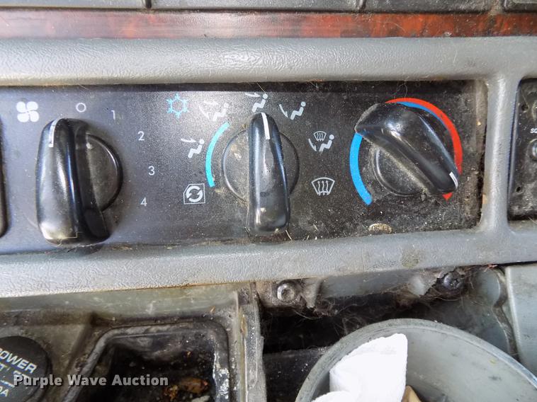 image for item DG2566 2002 Freightliner Century Classic semi truck