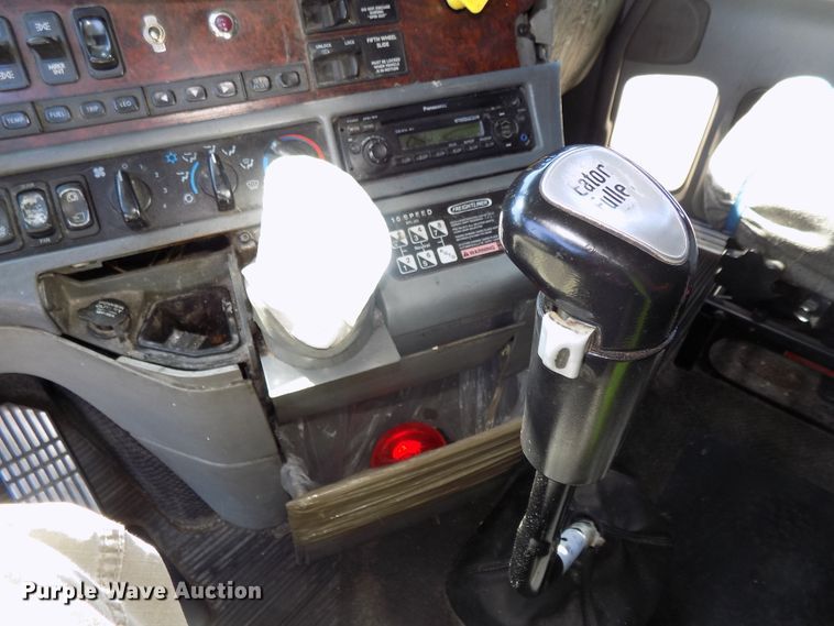 image for item DG2566 2002 Freightliner Century Classic semi truck