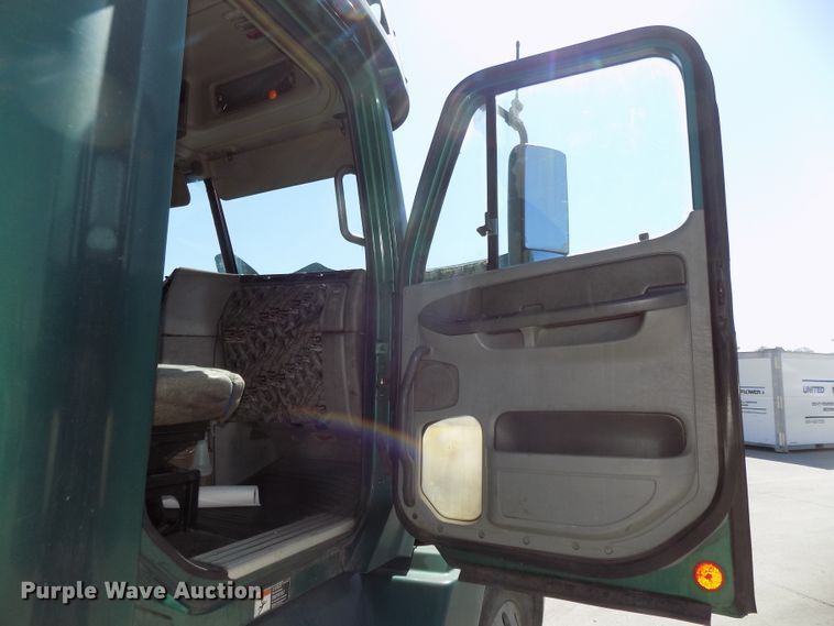 image for item DG2566 2002 Freightliner Century Classic semi truck