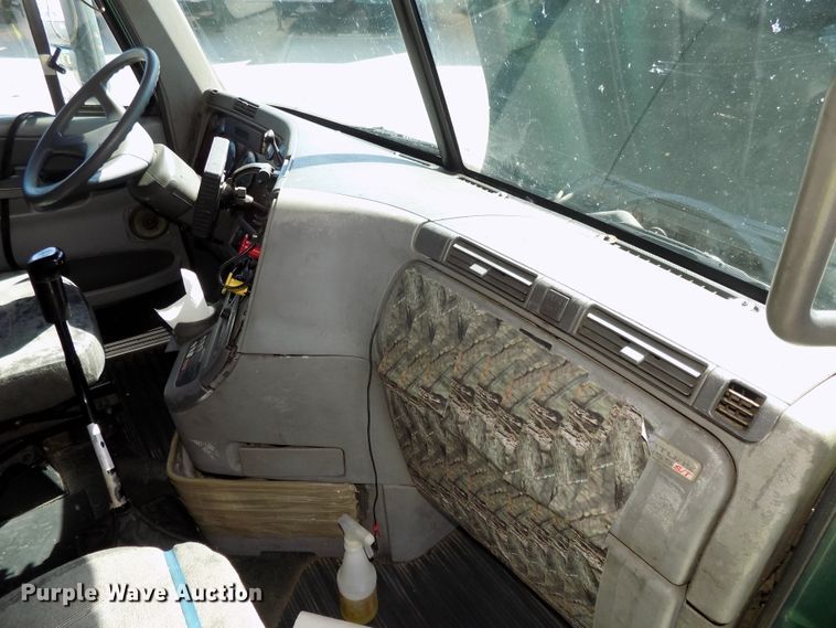 image for item DG2566 2002 Freightliner Century Classic semi truck