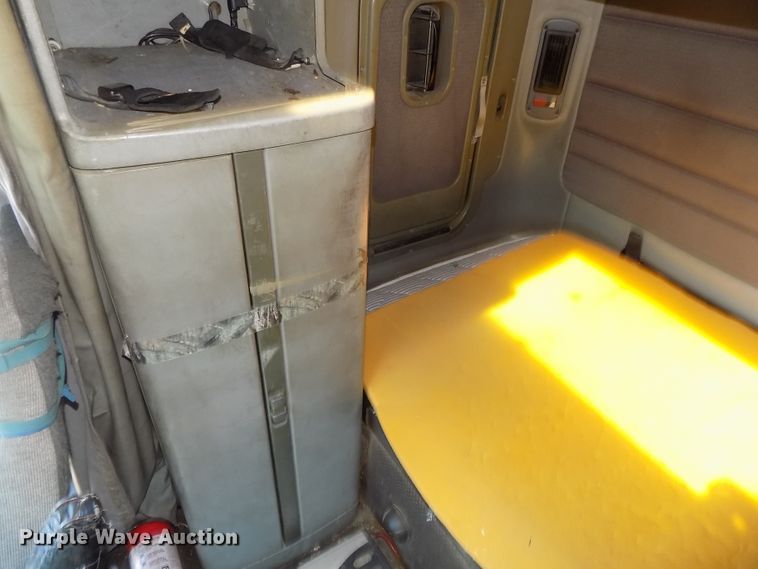 image for item DG2566 2002 Freightliner Century Classic semi truck