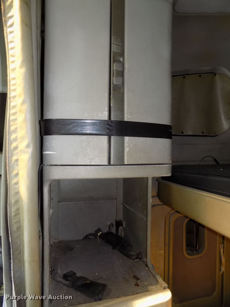 image for item DG2566 2002 Freightliner Century Classic semi truck