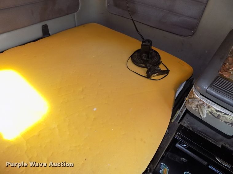 image for item DG2566 2002 Freightliner Century Classic semi truck