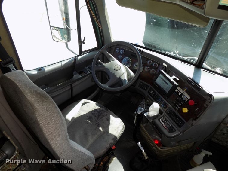 image for item DG2566 2002 Freightliner Century Classic semi truck