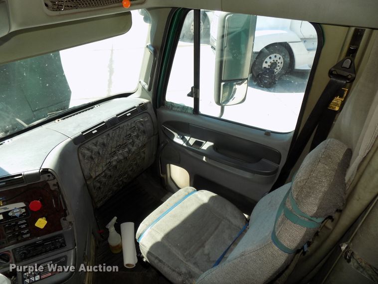 image for item DG2566 2002 Freightliner Century Classic semi truck