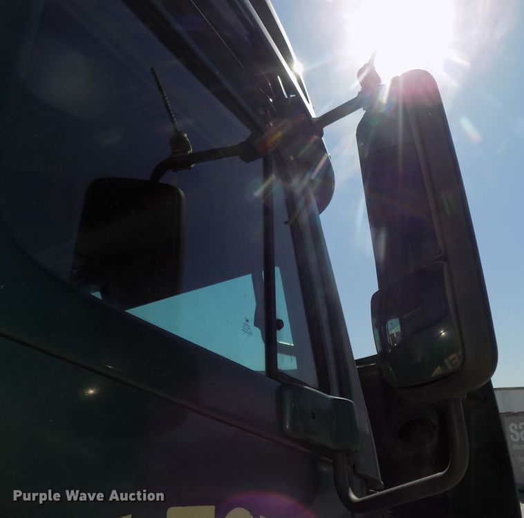 image for item DG2566 2002 Freightliner Century Classic semi truck