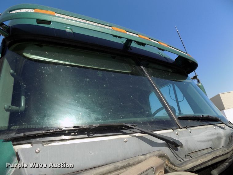 image for item DG2566 2002 Freightliner Century Classic semi truck