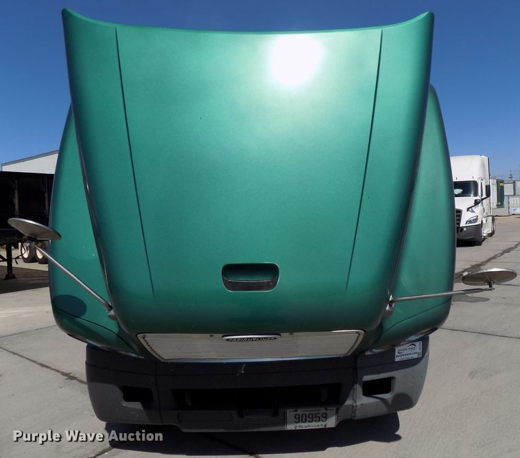 image for item DG2566 2002 Freightliner Century Classic semi truck