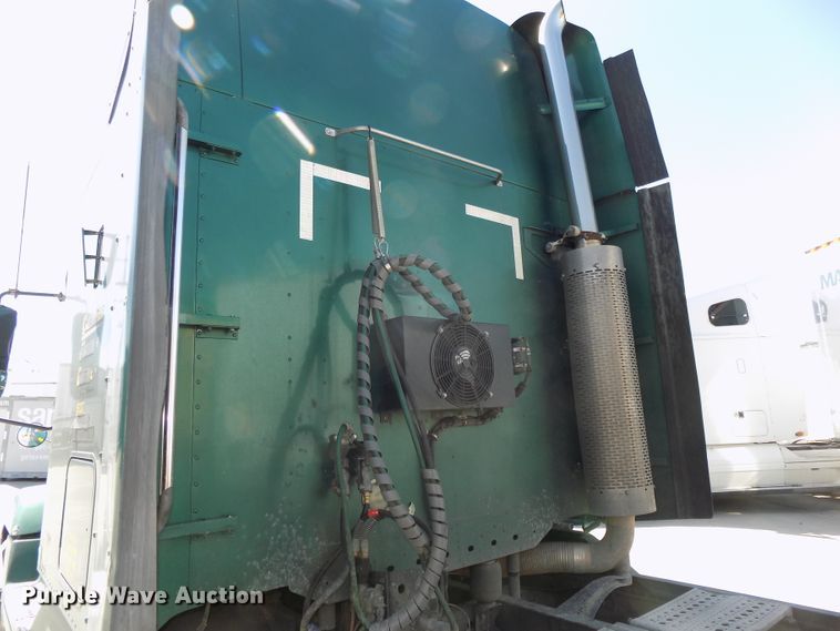 image for item DG2566 2002 Freightliner Century Classic semi truck