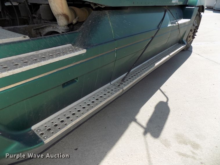 image for item DG2566 2002 Freightliner Century Classic semi truck