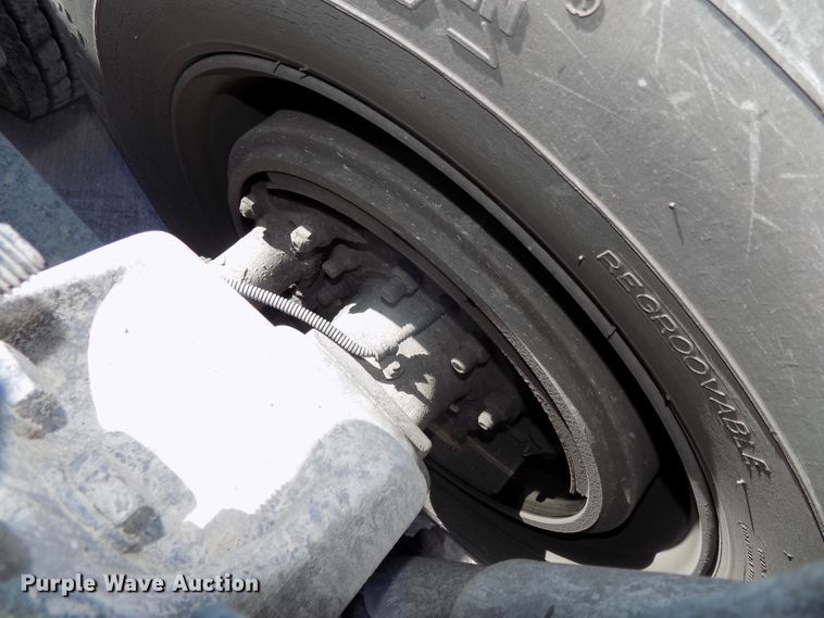 image for item DG2566 2002 Freightliner Century Classic semi truck