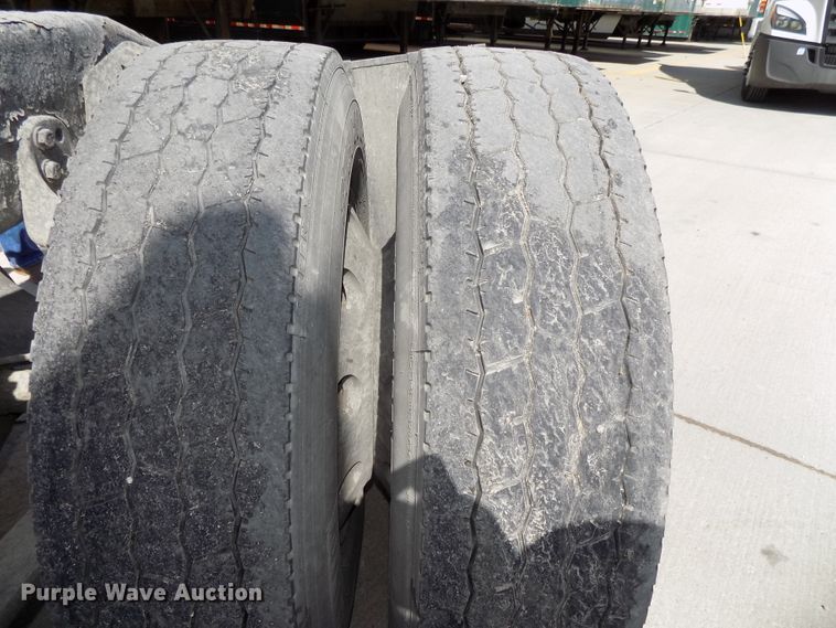 image for item DG2566 2002 Freightliner Century Classic semi truck