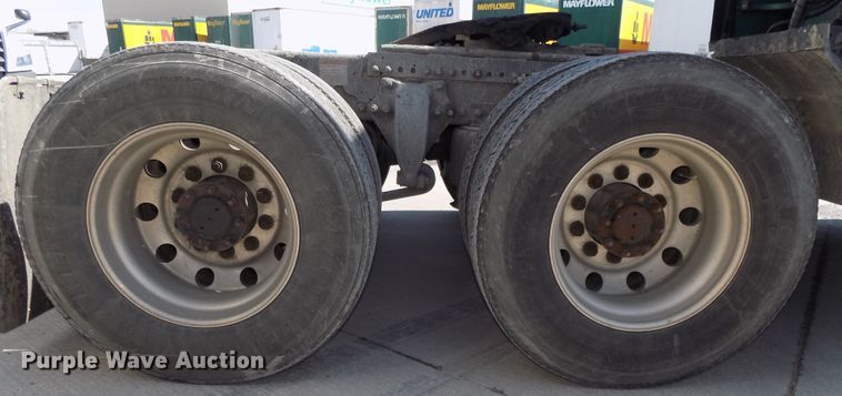 image for item DG2566 2002 Freightliner Century Classic semi truck