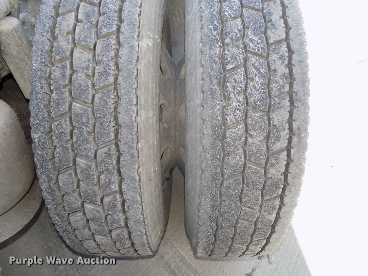 image for item DG2566 2002 Freightliner Century Classic semi truck