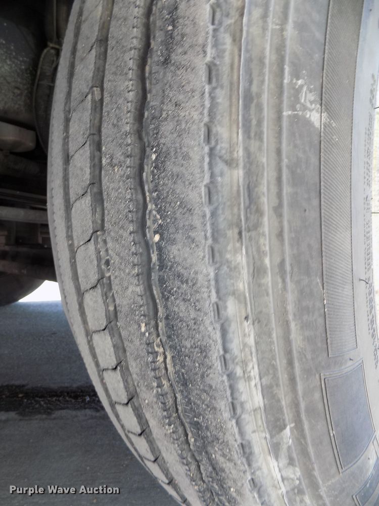 image for item DG2566 2002 Freightliner Century Classic semi truck