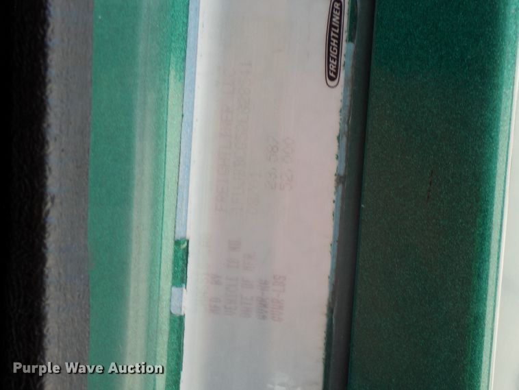 image for item DG2566 2002 Freightliner Century Classic semi truck