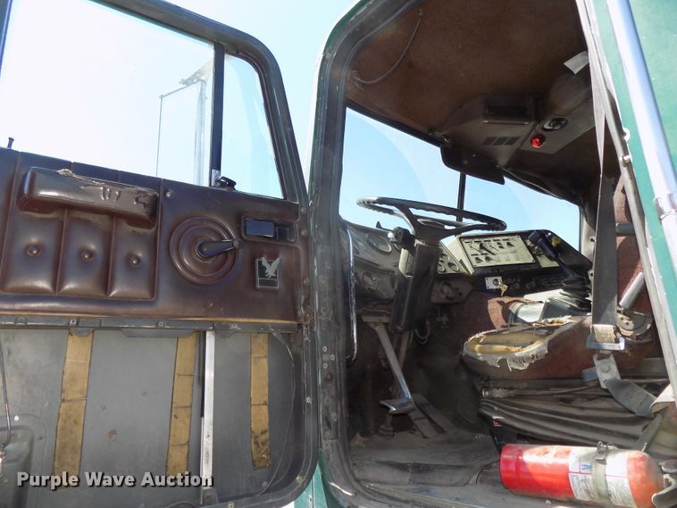 image for item DG2567 1990 International 9700 semi truck