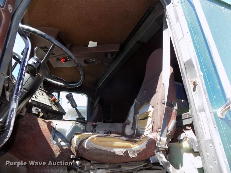 image for item DG2567 1990 International 9700 semi truck