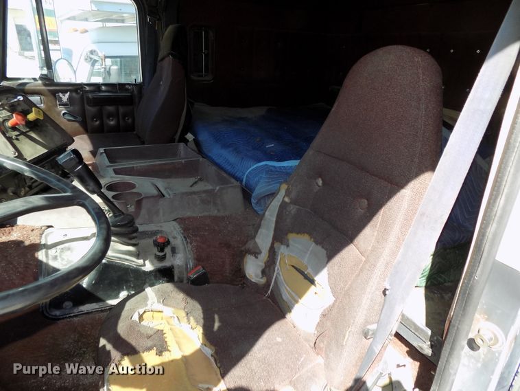 image for item DG2567 1990 International 9700 semi truck