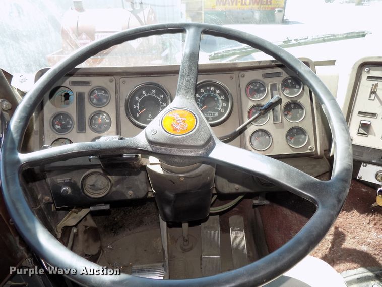 image for item DG2567 1990 International 9700 semi truck