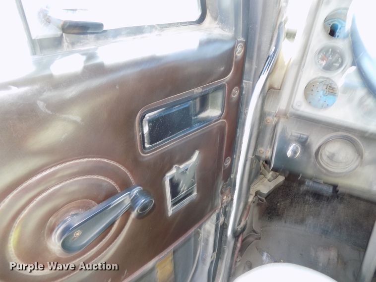 image for item DG2567 1990 International 9700 semi truck