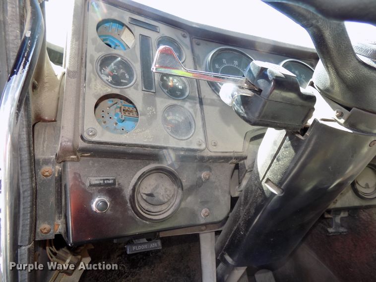 image for item DG2567 1990 International 9700 semi truck