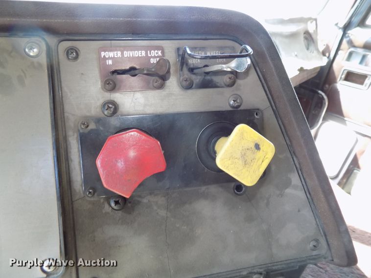 image for item DG2567 1990 International 9700 semi truck